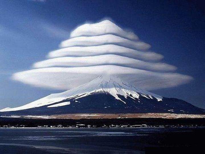 盤旋在日本富士山頂峰的
莢狀雲,奇妙景象顯示大
自然鬼斧神工。...
