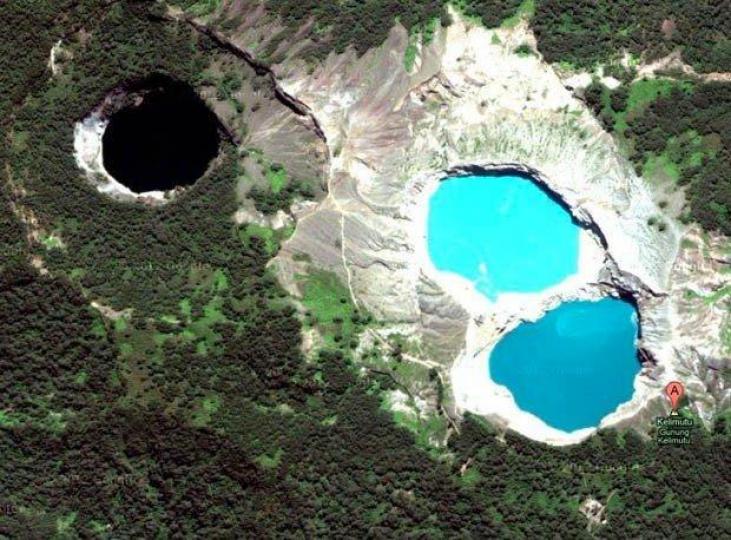 印度尼西亞佛羅勒斯島
上有三個彼此相鄰的深
水湖,但它們的水色截
然不同,而且時不時還
會變換水色,從藍色，
綠色變成黑色或紅色。...