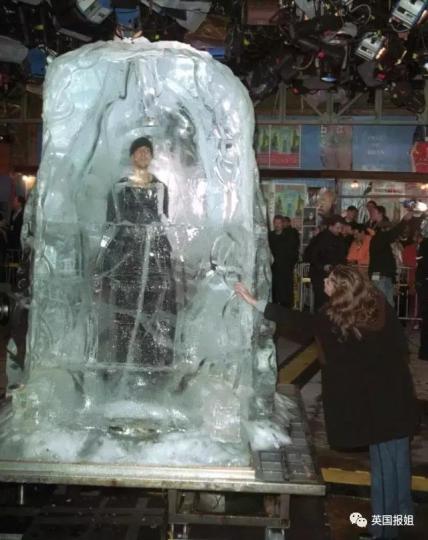 大衛·布來恩是一名極
限大師,經常去挑戰人
體極限,做出一些不可
思意事情,他將自已置
於一塊重6公頓的冰塊
內渡過62小時之久...