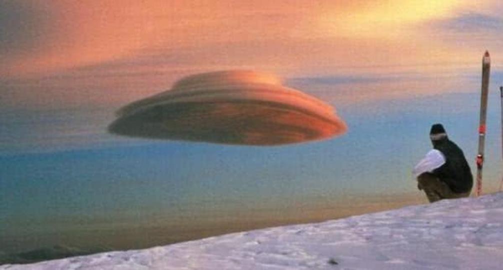 飛碟雲,又叫莢狀雲,狀如飛
碟,常被誤爲外星飛船或不
明飛行物,它是一種自然天
氣現象...