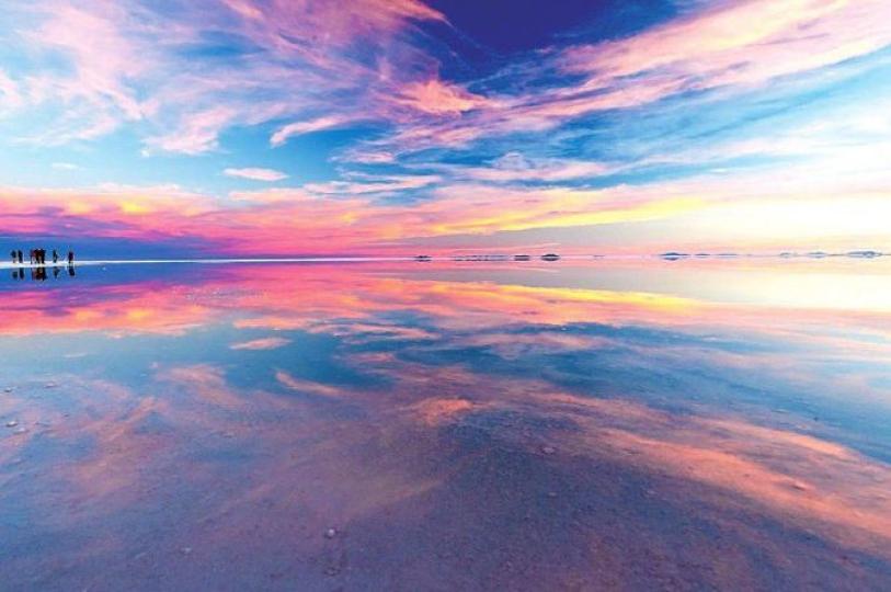 烏尤尼鹽沼位於玻利維
亞,是世界最大的鹽沼，
它能入選爲世界十大旅
游勝地之一,是因為這里
湖面象鏡子一樣,倒影出
的景象讓人分不清大地
和天空,所以有"天空之
鏡''美譽。...
