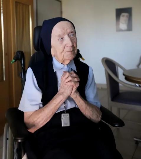 法國人瑞露爾·朗東,人
稱安德烈修女,生于1904
年2月,年輕時任家庭教
師,二次世界大戰後在醫
院做傳教工作,75歲退休
到養老院生活,2010年視
力受損失明,2021年患上
新冠病後康復。她是...