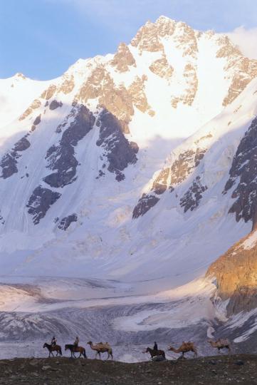 位於新疆阜康市、海拔5,445米的博格達峰乃天山山脈東段的第一高峰。「博格達」為蒙古語中代表「神山」、「神居之所」的意思。
陳一年/攝...
