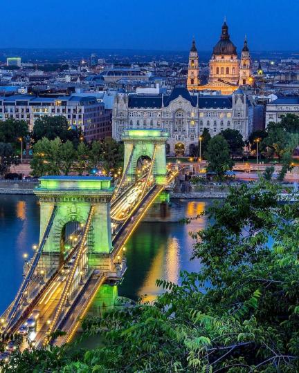 夜幕降臨，鏈橋上的繽紛燈光悄悄閃起，映照著布達佩斯的古典建築，視覺上宛如一副畫...