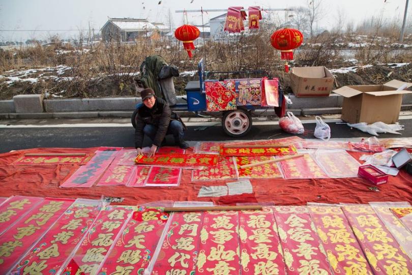 【辦年貨】
在江蘇鹽城，露天市集中擠滿了趕辦年貨的人們。還有一個多星期就到農曆新年了，大家買齊年貨了嗎？
馬耀俊／攝...