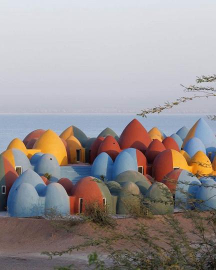 伊朗的霍爾木茲島海邊，出現雞蛋型的聚落...