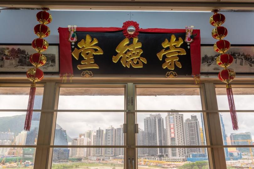 提起祖廳,大家都會想起紅牆綠瓦的廟堂建築,沒想到的是,本地原來也有宗族把祖廳設在商廈裡面。一般情況很難來到這個商廈祖廳參觀,慶幸長春社文化古蹟資源中心 (CACHe)最近正舉行《祭‧春秋》展覽,介紹本... 提起祖廳,大家都會想起紅牆綠瓦的廟堂建築,沒想到的是,本地原來也有宗族把祖廳設在商廈裡面。一般情況很難來到這個商廈祖廳參觀,慶幸長春社文化古蹟資源中心 (CACHe)最近正舉行《祭‧春秋》展覽,介紹本...