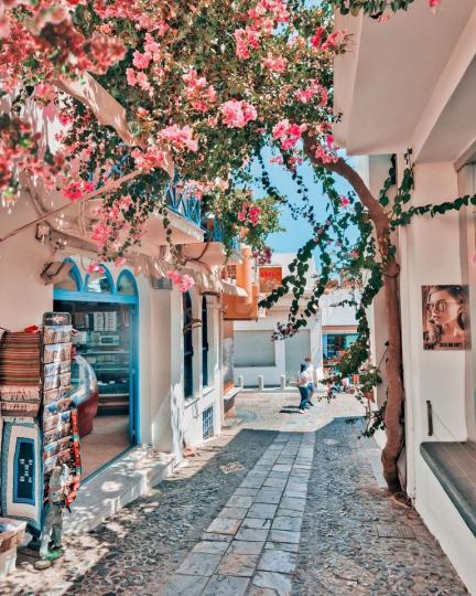 由一群火山組成的島環上，希臘聖托里尼就是非常經典的一個地方，漫步建築旁的街道，總能被浪漫又歐風十足的畫面迷倒...