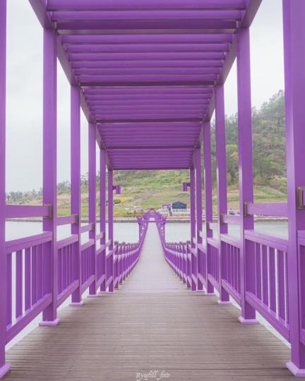 唯美的紫色浪漫小島上，許多建築和造景都是漂亮的桔梗紫...
