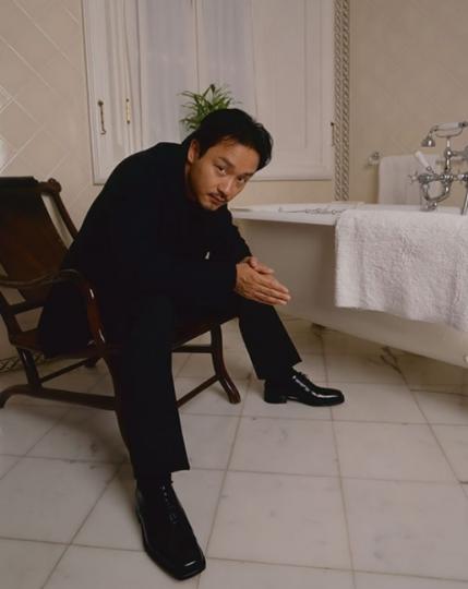 永遠的哥哥
日本攝影師 Yasuo Kiyonaga (清永安雄) 近日於其個人社交平台上，頻頻上傳 22 年前為 張國榮 拍下的照片...