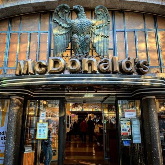 葡萄牙自由廣場上的帝國麥當勞（McDonald's Imperial）前身是世界知名的「帝國咖啡廳」...