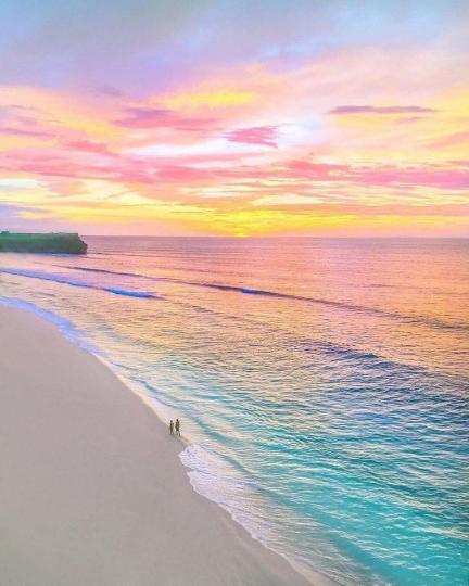 峇里島的日落像是被打翻的調色盤...