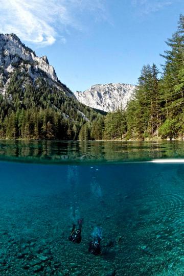奧地利的綠湖公園每年夏天都被湖水淹沒...