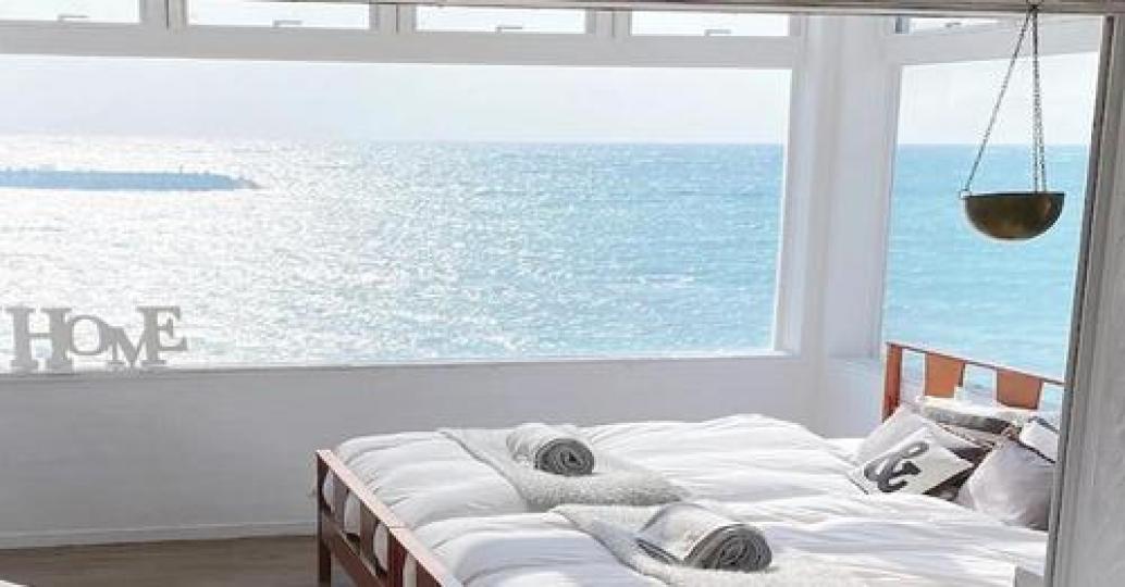 床旁邊是超大的海景玻璃窗...