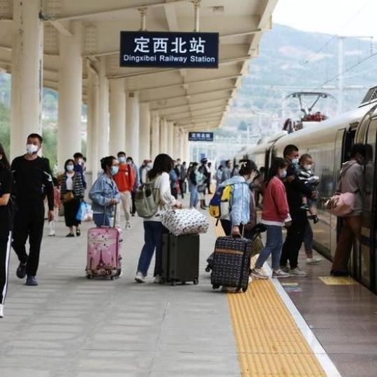 【2022年鐵路暑運收官 中國全國鐵路累計發送旅客4.4億人次】...