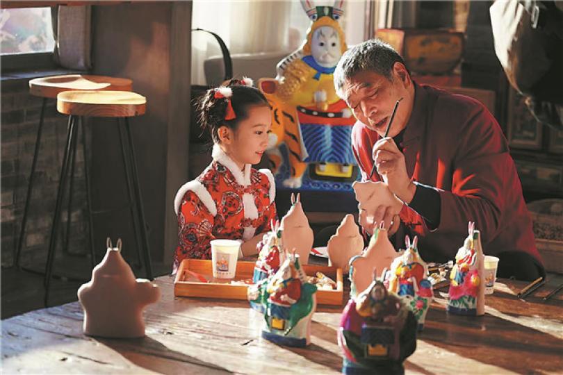 Craftsman Shuang Yan strives to ensure that long-established festival totem continues to thrive in c... Craftsman Shuang Yan strives to ensure that long-established festival totem continues to thrive in c...