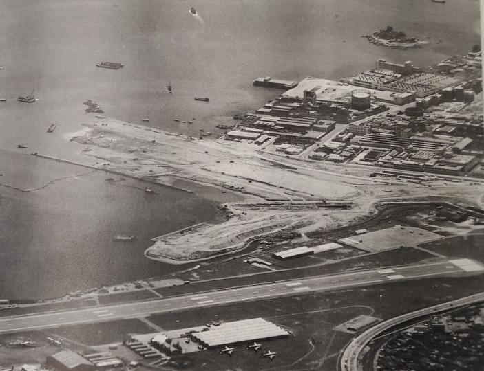 1950年代 擴建啟德機場新跑道...