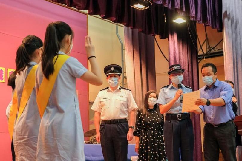 【小角色大意義 • 風紀宣誓就職典禮】
(11月16日),將軍澳警區指揮官及警民關係組人員承蒙區內一所小學的邀請,出席該校的風紀宣誓就職典禮。
指揮官頒發委任證書給40位風紀,勉勵他們身負重任,發揮領... 【小角色大意義 • 風紀宣誓就職典禮】
(11月16日),將軍澳警區指揮官及警民關係組人員承蒙區內一所小學的邀請,出席該校的風紀宣誓就職典禮。
指揮官頒發委任證書給40位風紀,勉勵他們身負重任,發揮領...
