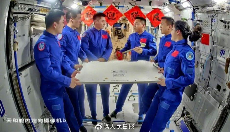 神十八神十九航天員移交空間站鑰匙...