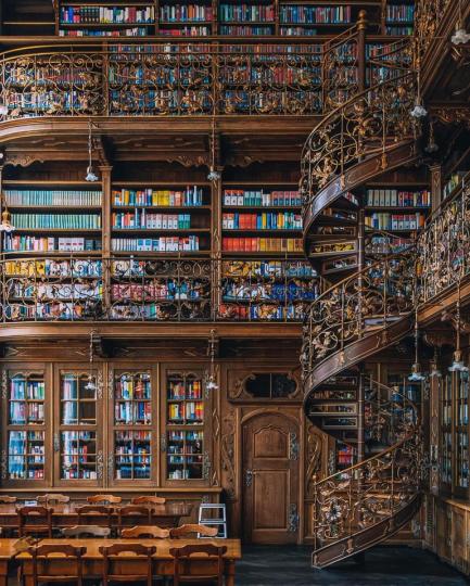螺旋梯配上雕花精細的書櫃和木門，位於慕尼黑的法律圖書館...
