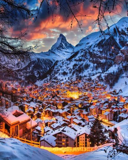 阿爾卑斯山最著名的馬特洪峰，日暮時分當地房屋的燈光從山谷下冒出...