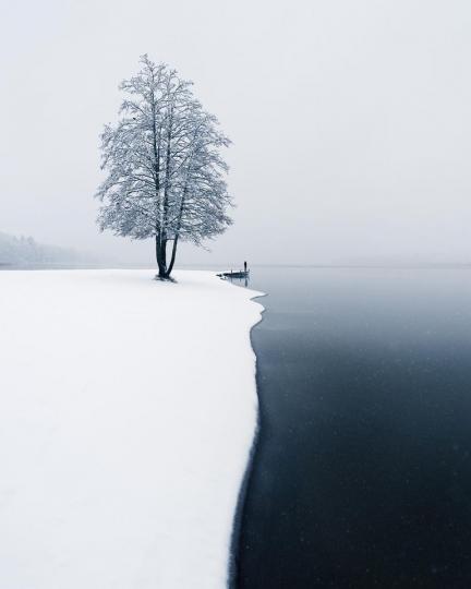 黑白相間的冰湖水色.....