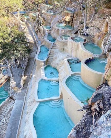 由鹽山壁而建的溫泉，在墨西哥境內是重要的景點...