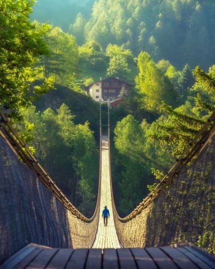 瑞士的韋爾扎斯卡山谷有著長長吊橋...