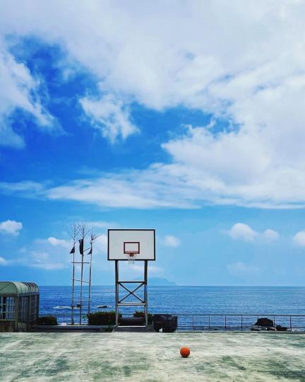全台灣最浪漫的濱海籃球場...