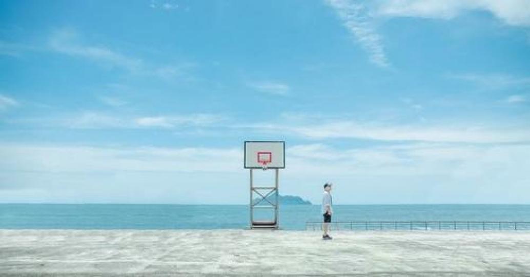 可以一邊打籃球一邊賞海景...