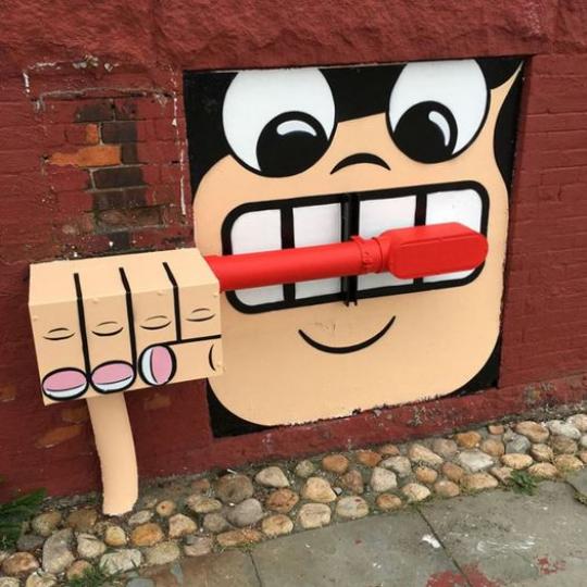 路邊隨處可見的普通鐵電箱、水管，漆上趣味街頭藝術後變成了正在刷牙的小朋友...