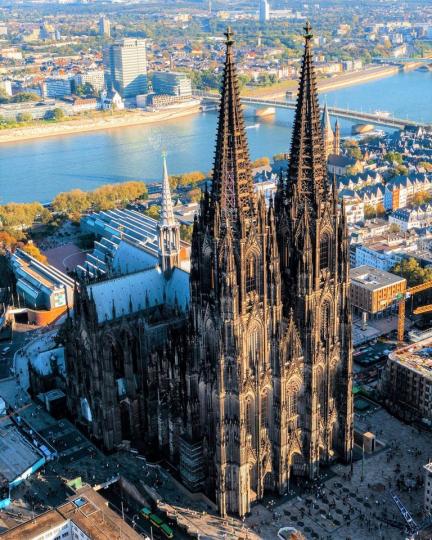 在歐洲教堂中有舉足輕重地位的「科隆大教堂」...