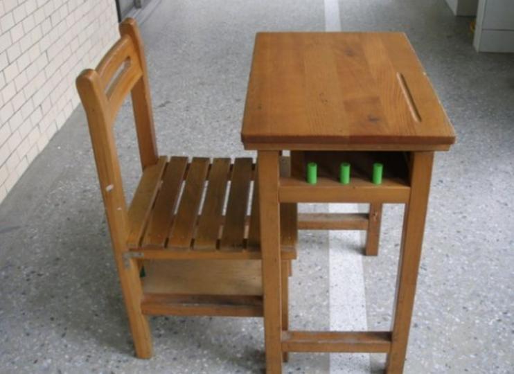 小學課桌椅旁邊的「三根木頭」究竟是要幹嘛用？...