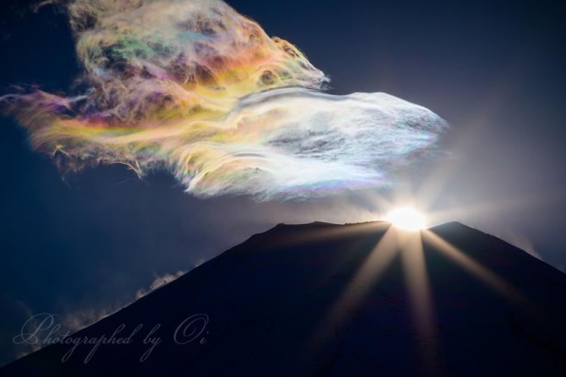 七彩笠雲和鑽石富士同框的畫面超級珍貴...