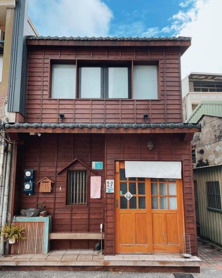 巷弄中出現一棟的傳統的日式木屋...