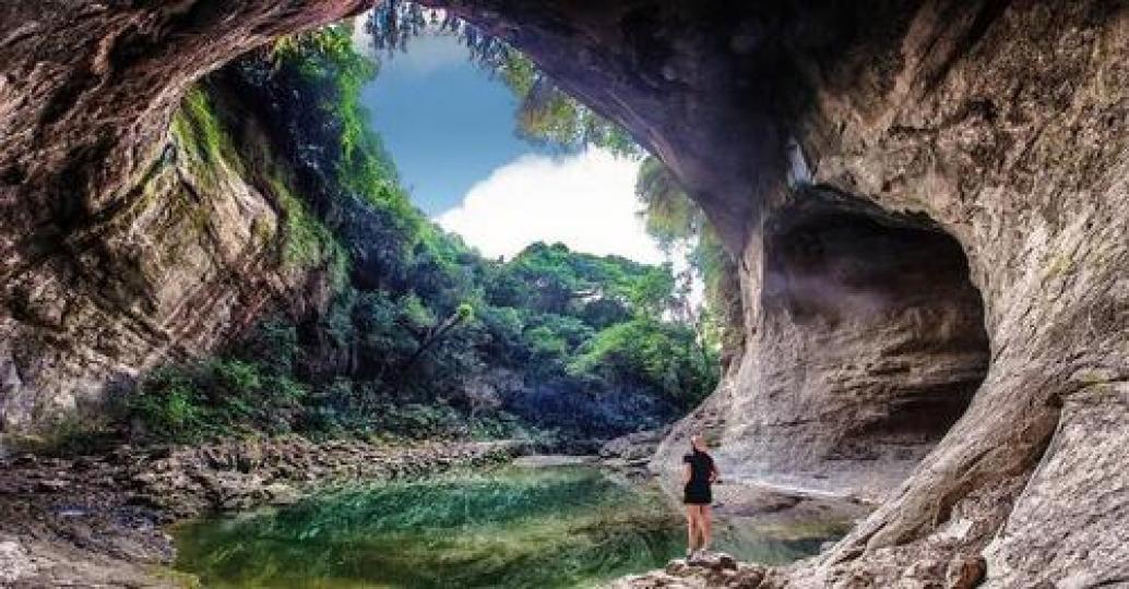 宏偉又壯觀的巨型洞窟好像電影場景...