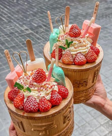 巨無霸冰淇淋，顆顆飽滿多汁的草莓...