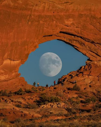 美國攝影師在拱門國家公園拍下了「上帝睜眼」的罕見珍貴畫面...