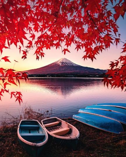 用寧靜的楓葉湖泊迎接深秋...