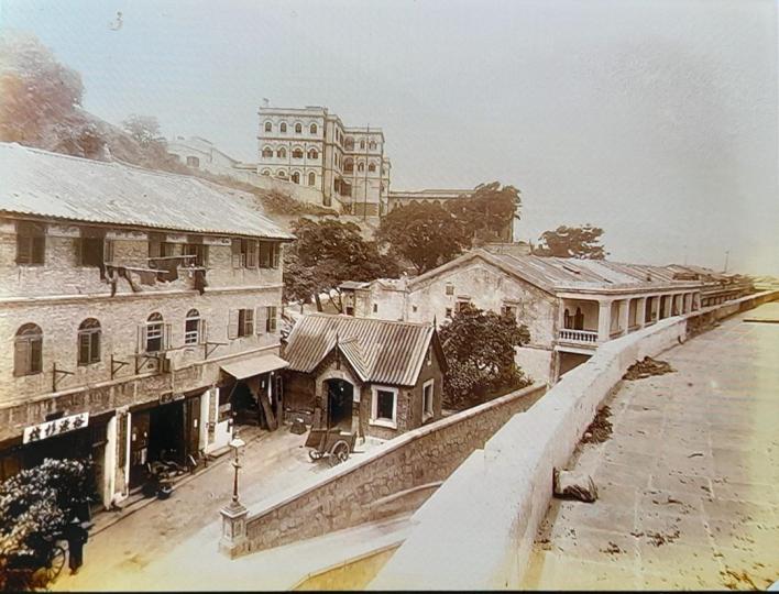 大約是1880年代  香港皇后大道西一處叫雀仔橋的地方...