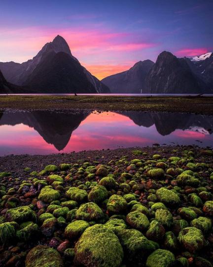 從紐西蘭庫克山的岸邊一看，紫紅色的天光映照在湖面...