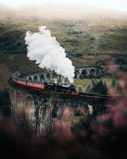 蘇格蘭蜿蜒而過的蒸汽火車......