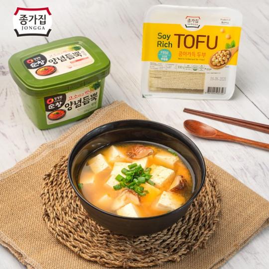 【「麵豉豆腐冬菇湯」~】⠀
⠀準備材料:⠀
水-700毫升⠀
軟豆腐-1 件⠀
麵豉醬(已調味)-100 克⠀
鮮冬菇-4 隻⠀
蔥-1 棵⠀
⠀
【製作步驟】:⠀
先將鮮冬菇切片,豆腐切粒,蔥切幼粒... 【「麵豉豆腐冬菇湯」~】⠀
⠀準備材料:⠀
水-700毫升⠀
軟豆腐-1 件⠀
麵豉醬(已調味)-100 克⠀
鮮冬菇-4 隻⠀
蔥-1 棵⠀
⠀
【製作步驟】:⠀
先將鮮冬菇切片,豆腐切粒,蔥切幼粒...