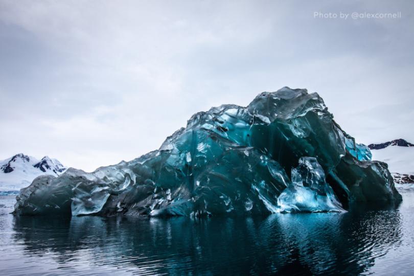 攝影師偶然拍下90度翻轉的冰山...