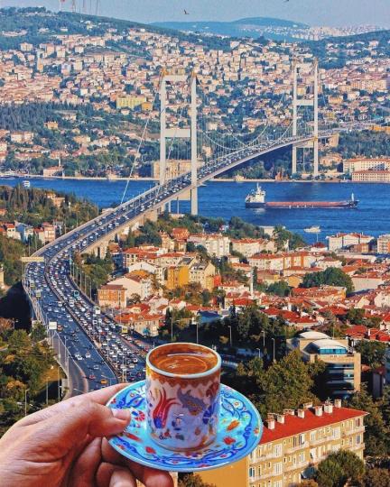 用一杯咖啡迎接伊斯坦堡的早晨...