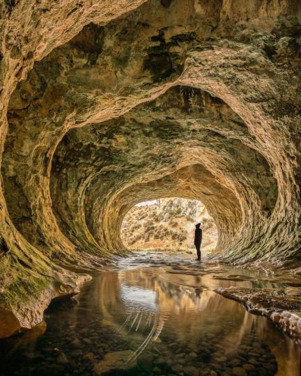 紐西蘭「坎特伯雷洞穴」的自然風貌...