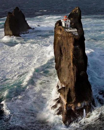 蓋在懸崖的冰島「三岩燈塔」...