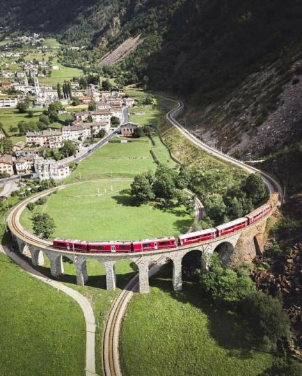瑞士的青青草原與環狀列車...