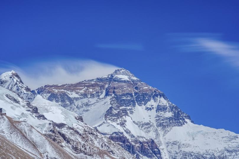 巍峨的珠穆朗玛峰屹立于青藏高原...