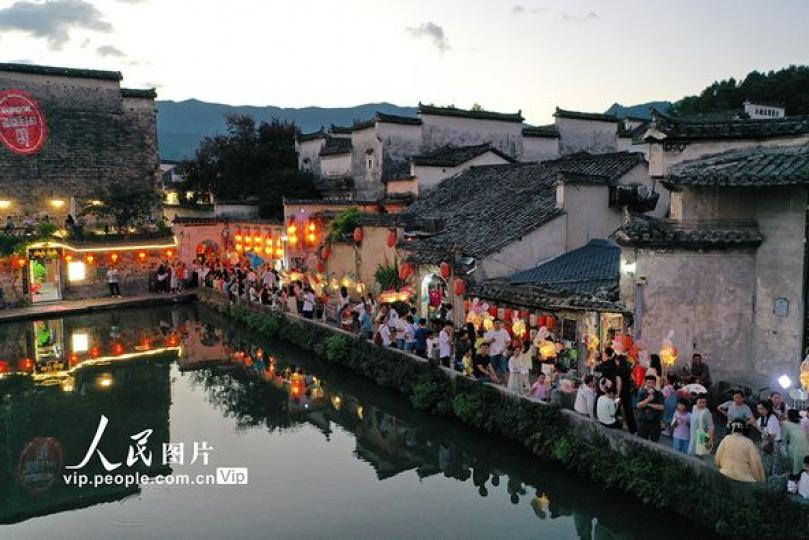 安徽黟縣：非遺魚燈助力夜經濟...